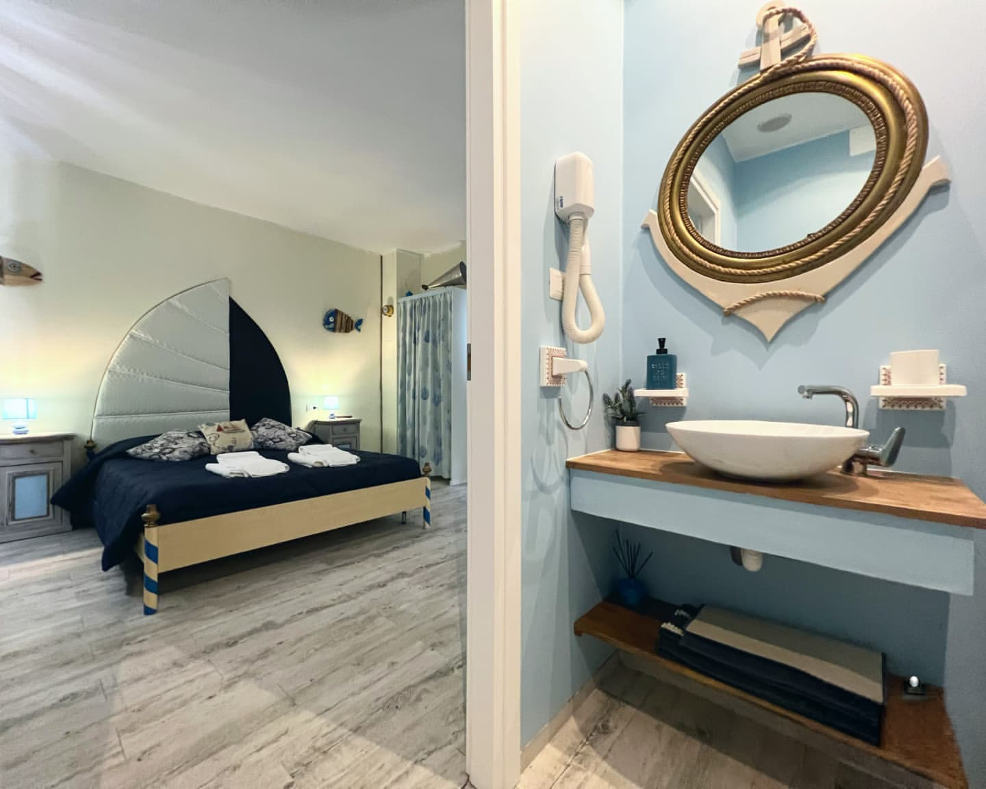 Adriatica room — private bathroom in maritime style