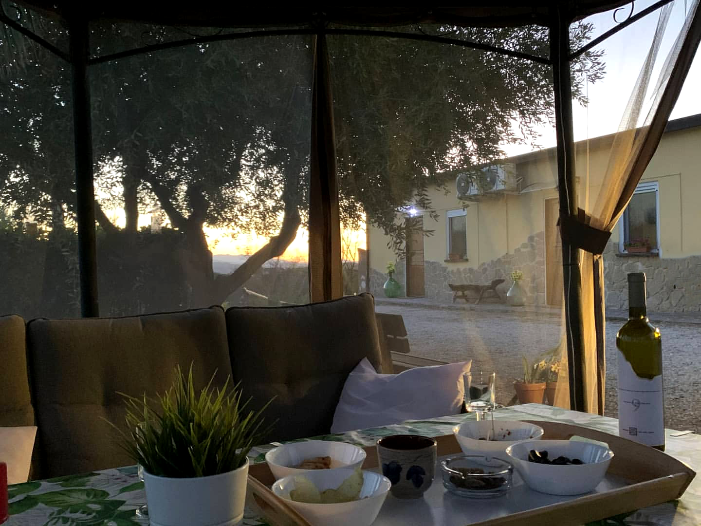 Aperitif bei Sonnenuntergang über den Hügeln des Piceno