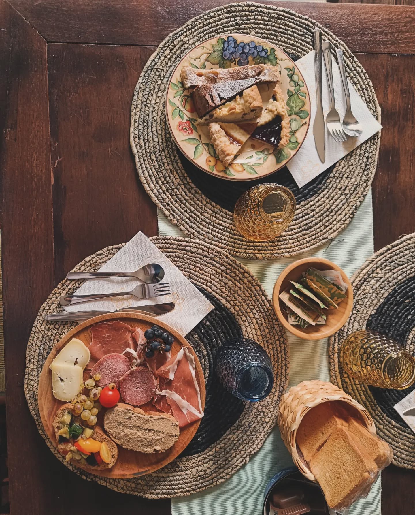 Das Frühstück von Almalù von oben gesehen