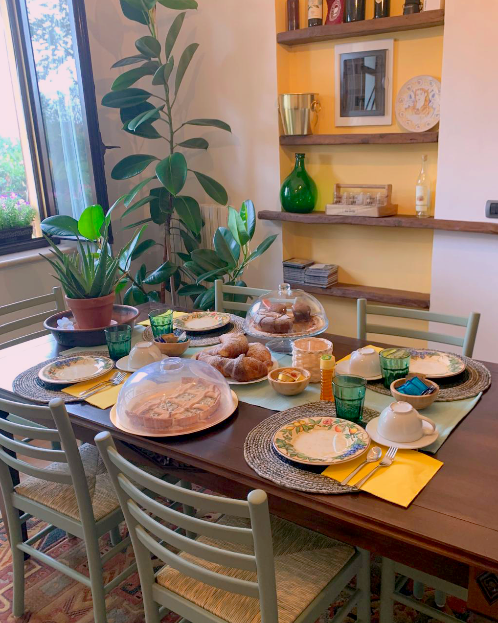 Croissants, Kuchen und Süßspeisen zum Frühstück
