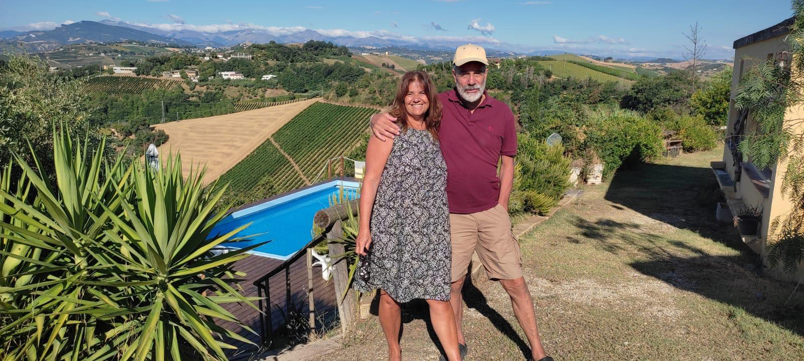 Luciana und Lino im Garten von Almalù, mit den Hügeln des Piceno im Hintergrund