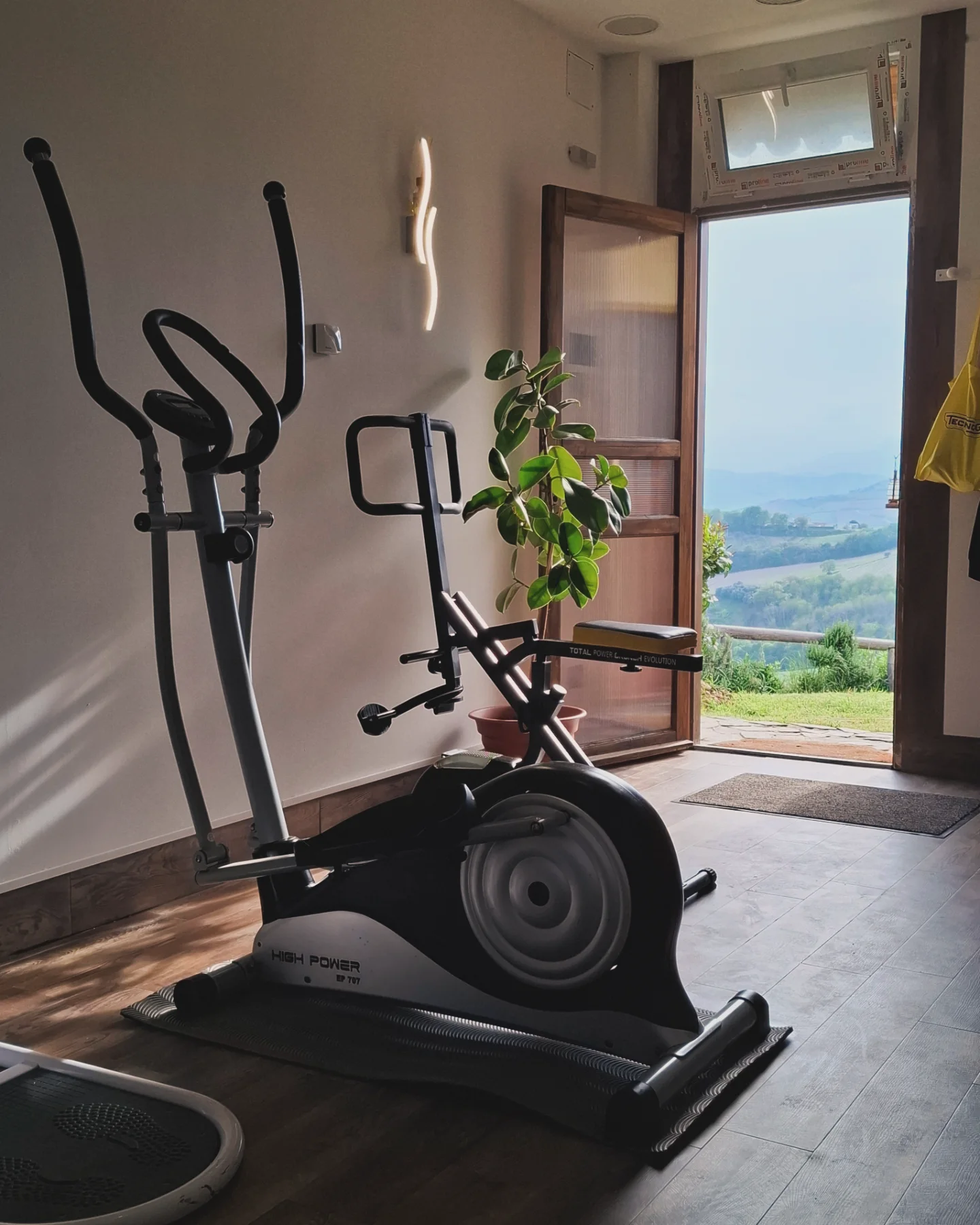 Crosstrainer und Heimtrainer mit Blick über die Hügel