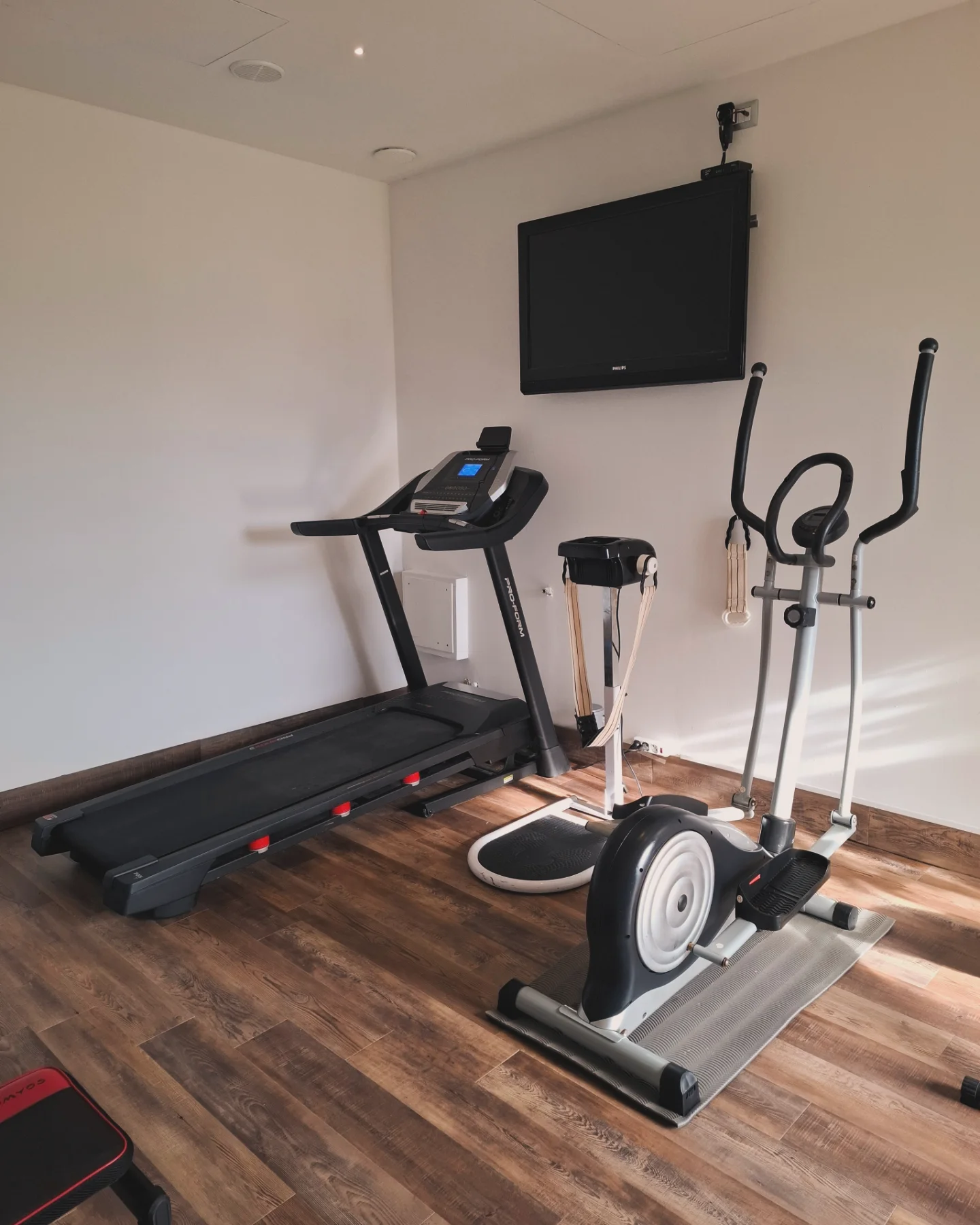 Laufband und Crosstrainer mit Bildschirm
